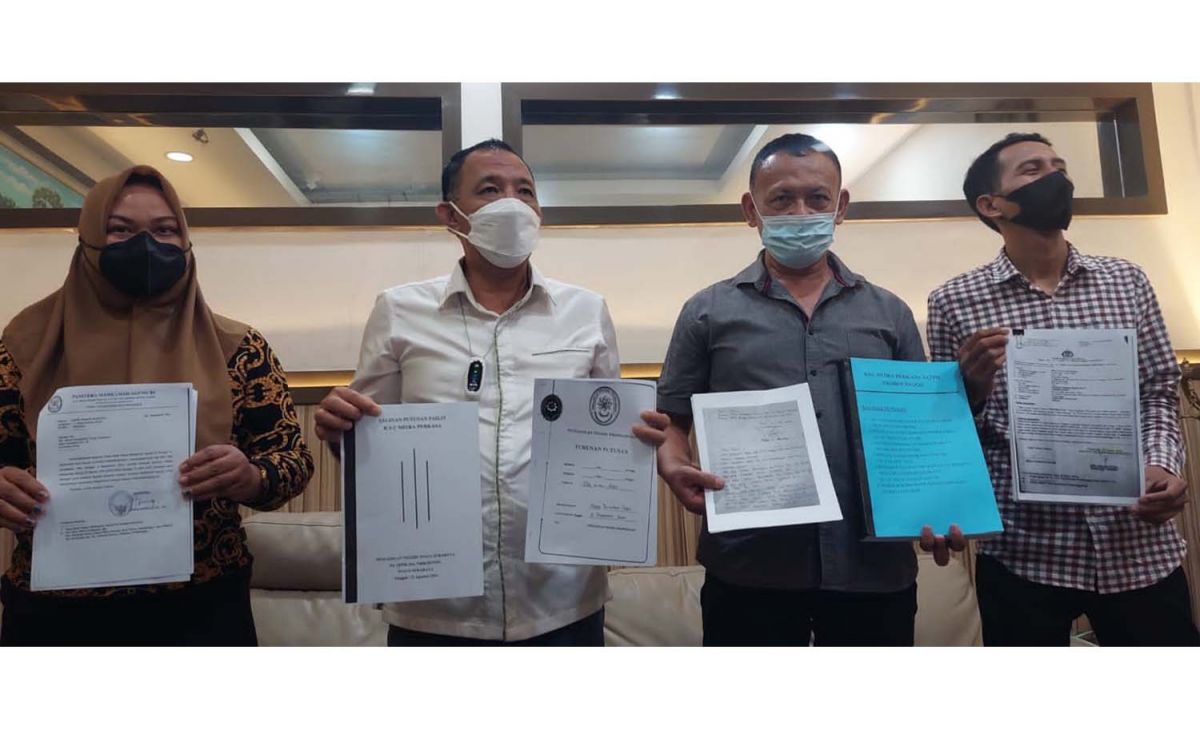 Abdul Malik (dua dari kiri), Kuasa Hukum Welly Sukarto (Foto: Zain Ahmad/jatimnow.com)