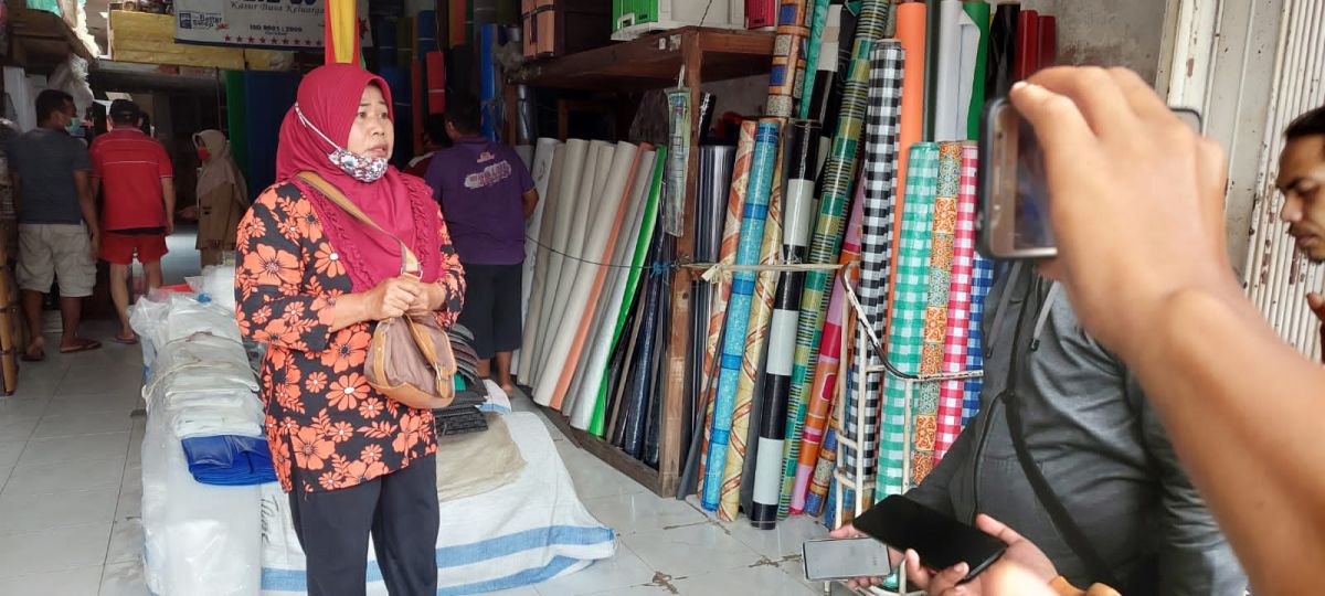 Yanti, emak-emak yang kehilangan kasur barunya ketika di lokasi. (Foto: Mahfud Hidayatullah/jatimnow.com)
