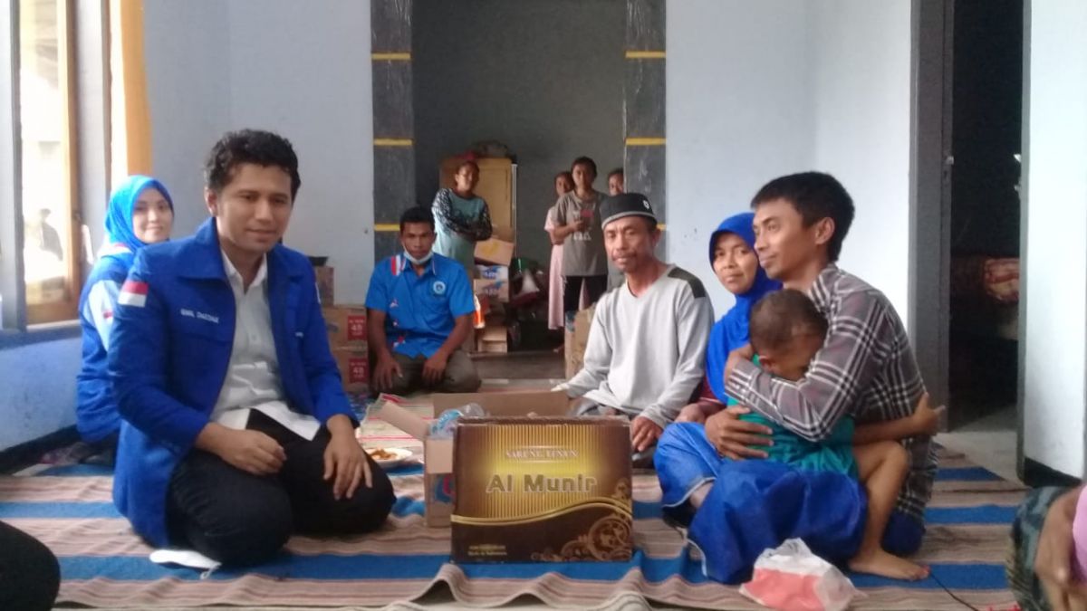 Emil Dardak bertemu dengan Imam Syafii, suami Rumini, di rumah singgah. (Foto: Mahfud Hidayatullah)