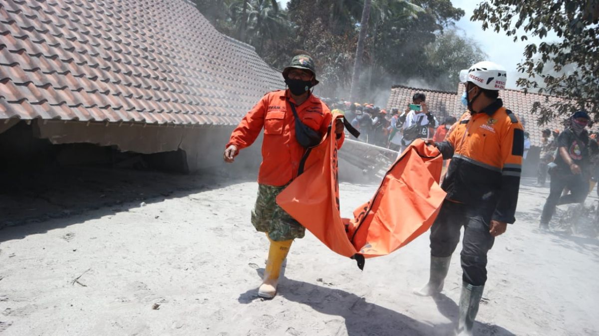 Petugas mengamankan potongan kaki untuk dilakukan proses identifikasi. (Foto: Mahfud Hidayatullah/jatimnow.com)