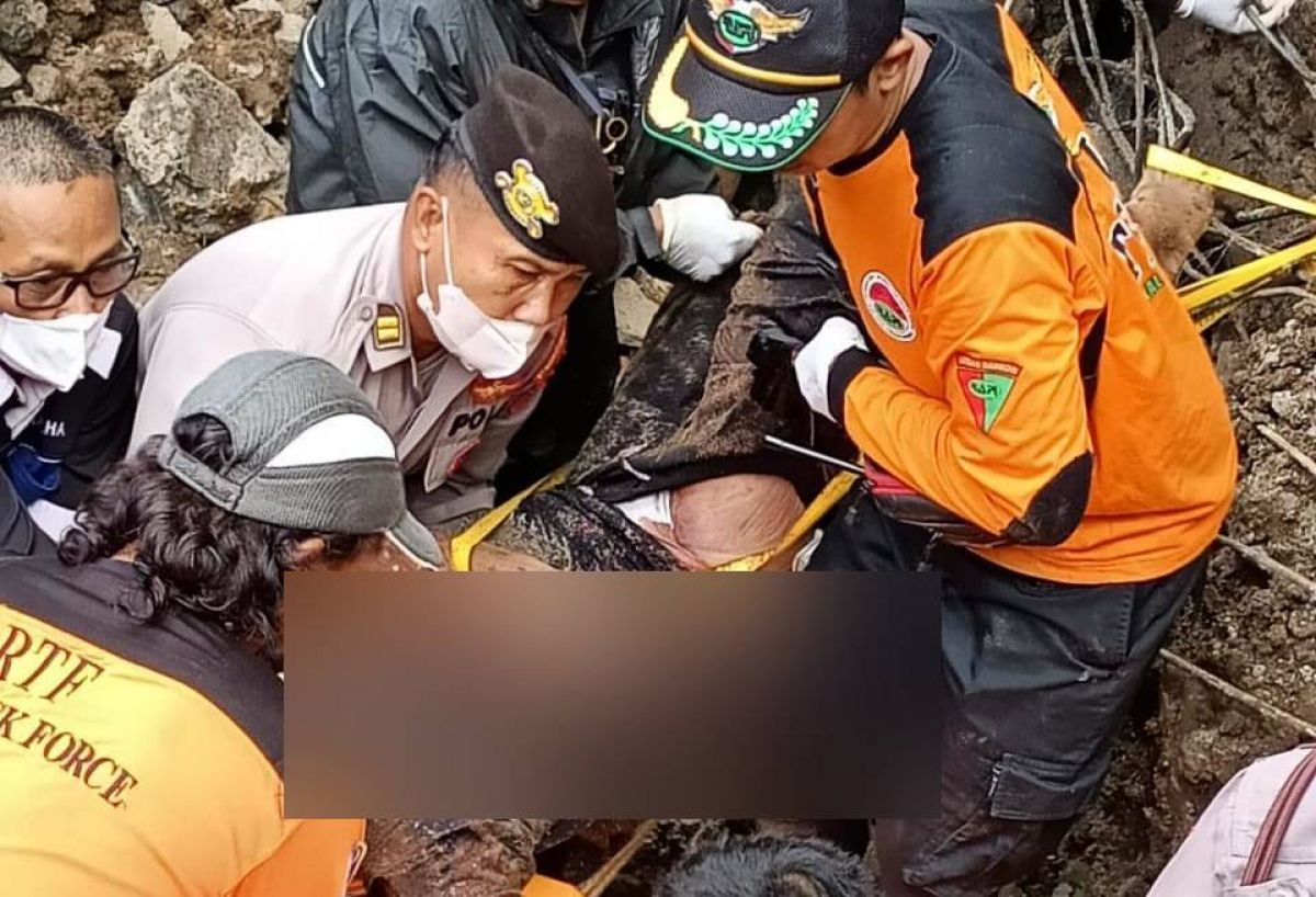 Petugas mengevakuasi korban tewas proyek jembatan ambrol di Ponorogo. (Foto: Mita Kusuma/jatimnow.com)