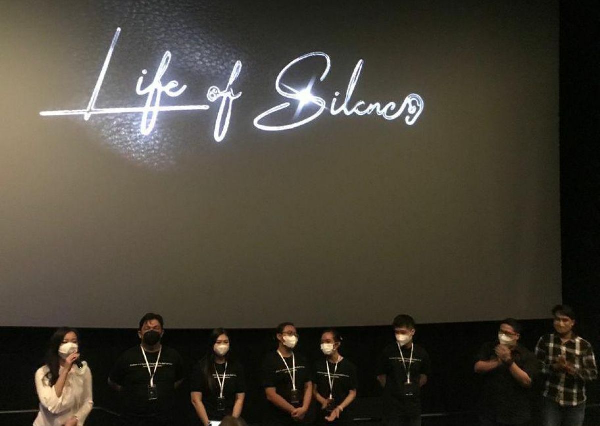 Tim dibalik layar Film Dokumenter Life Of Silence. (Foto: Shella Shofiyannajah/jatimnow.com)