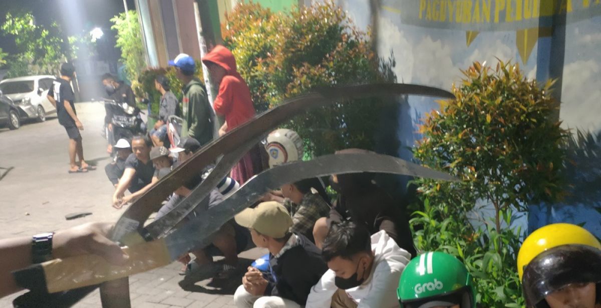 Puluhan Anak di Surabaya Bawa Senjata Tajam Hendak Tawuran