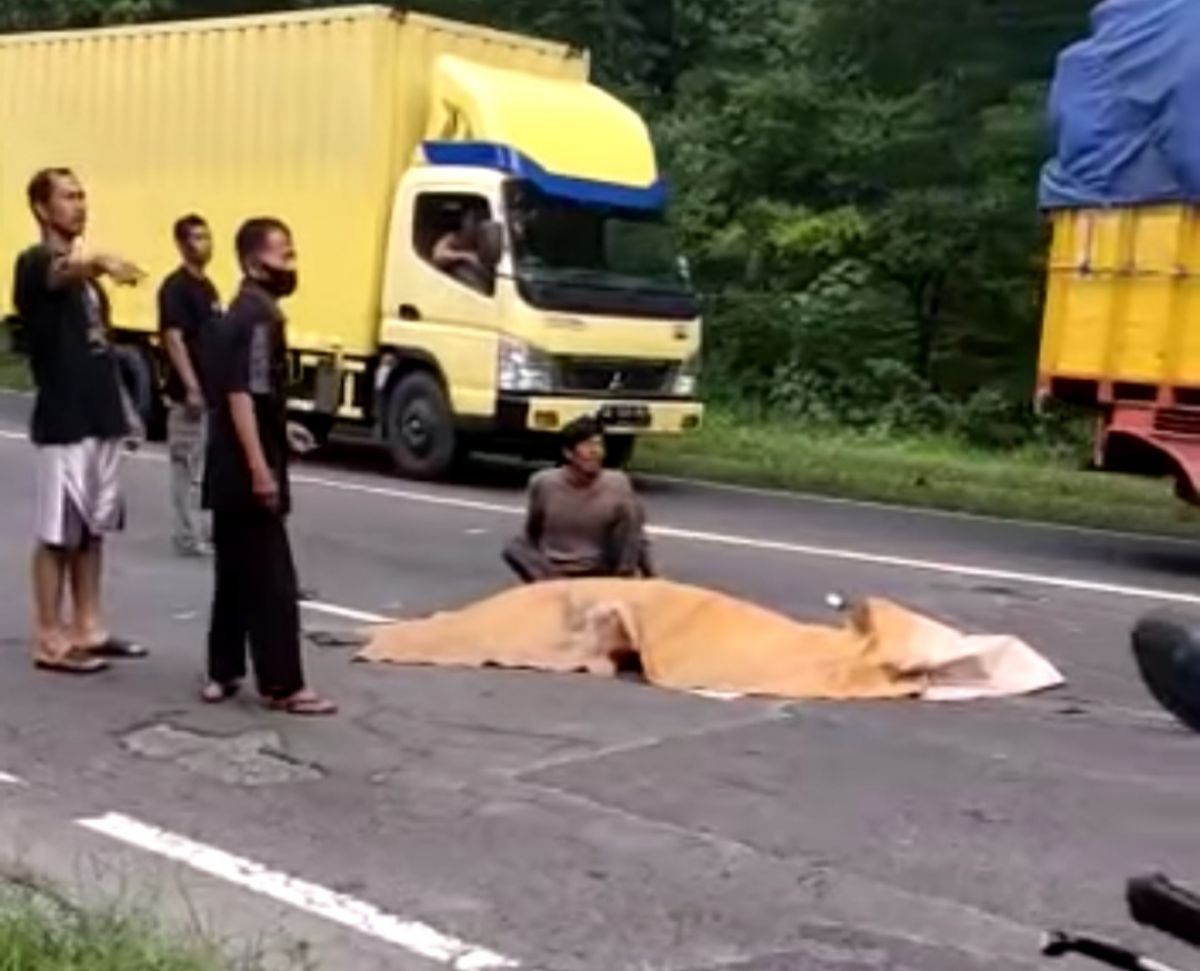 Tangkapan layar kecelakaan antara sepeda motor vs truk fuso di Saradan, Madiun. (Foto: Facebook Kabar Cepat Madiun)