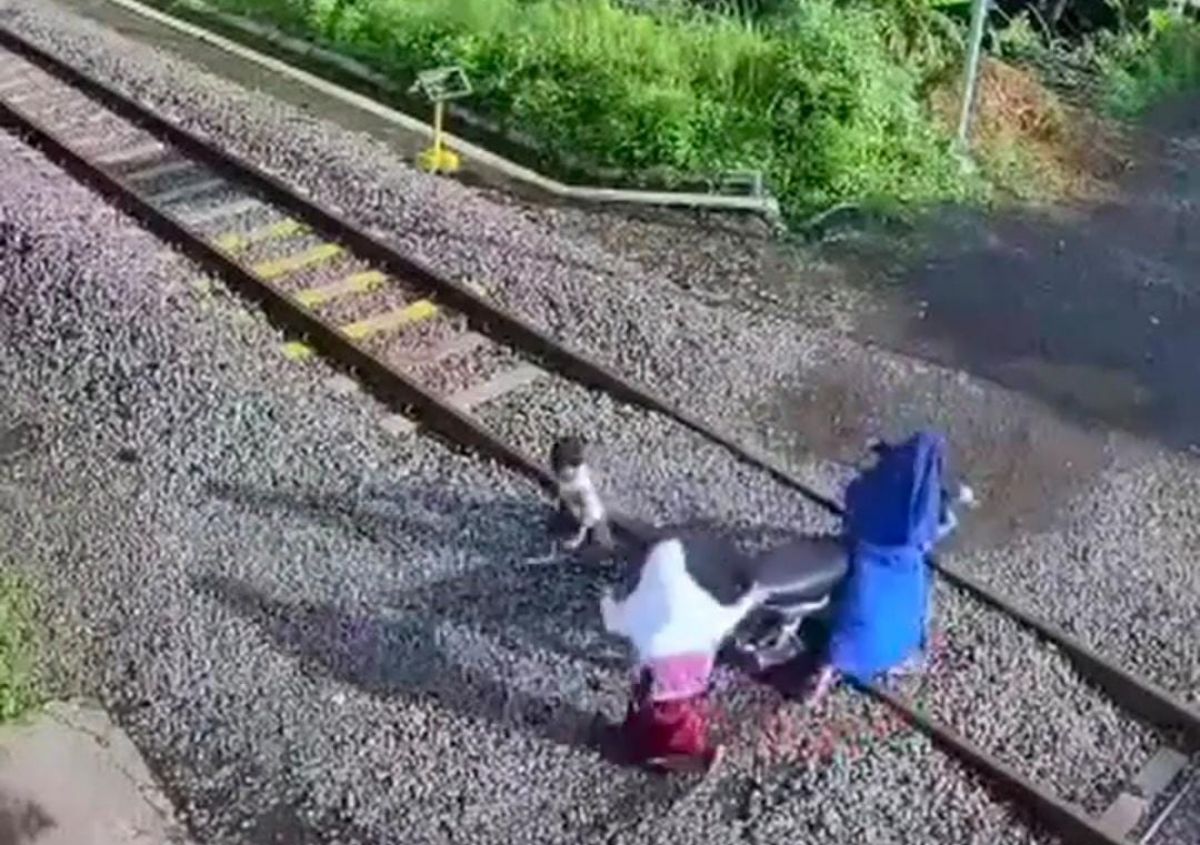 Tangkapan layar video dua gadis dan dua anak selamat dari maut di Lumajang
