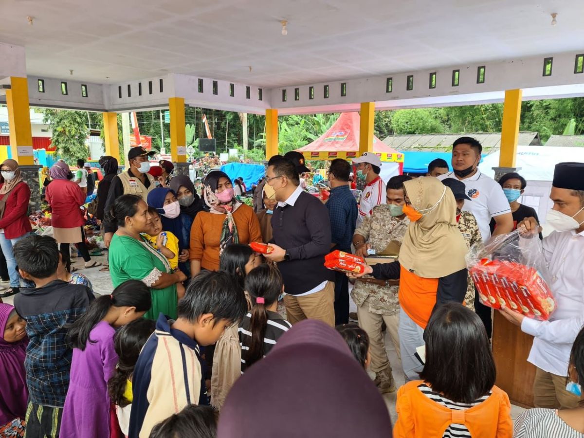 Ketua DPD Gerindra Jatim Anwar Sadad mengirim sejumlah logistik bagi korban bencana erupsi Gunung Semeru. (Foto: Istimewa)