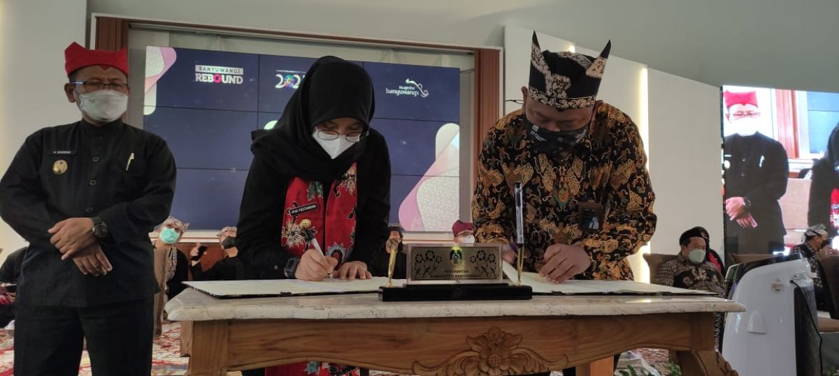 Penandatanganan MoU oleh Bupati Banyuwangi Ipuk Fiestiandani dengan Kepela PT. PLN (Persero) Tbk UP3 Banyuwangi, Yudho Rahadianto. (Foto: Humas Pemkab Banyuwangi)