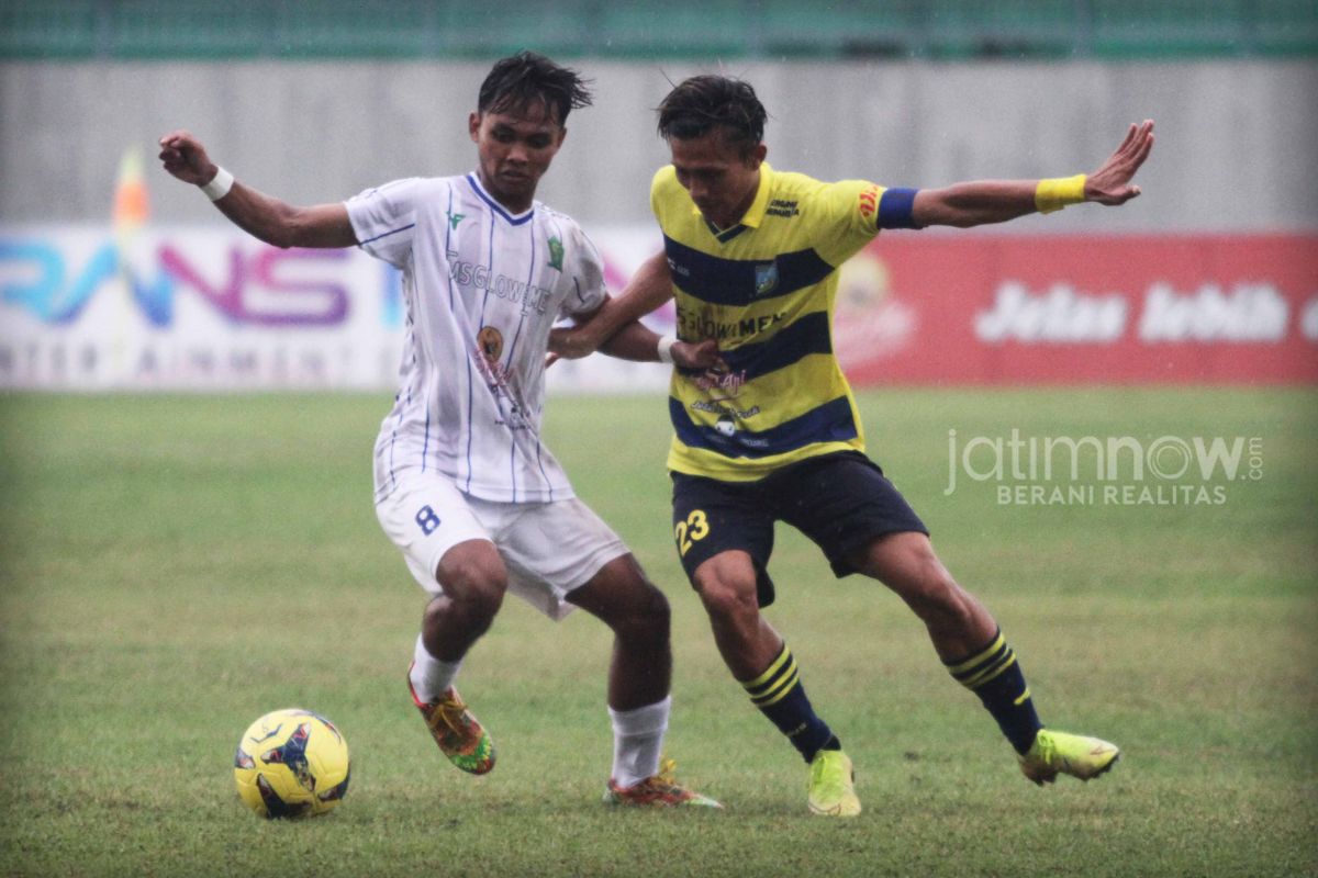 Penyerang Gresik United M. Irvan (kanan) siap bakal bertemu Deltras Sidoarjo (Foto: Sahlul Fahmi/jatimnow.com)