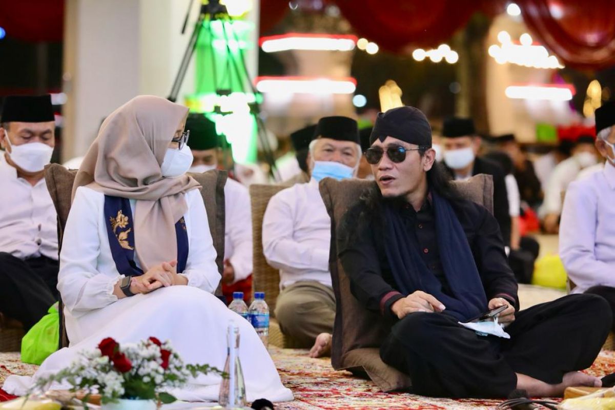Bupati Banyuwangi Ipuk Fiestiandani bersama Gus Miftah saat acara Refleksi Akhir Tahum. (Foto: Pemkab Banyuwangi/jatimnow.com)