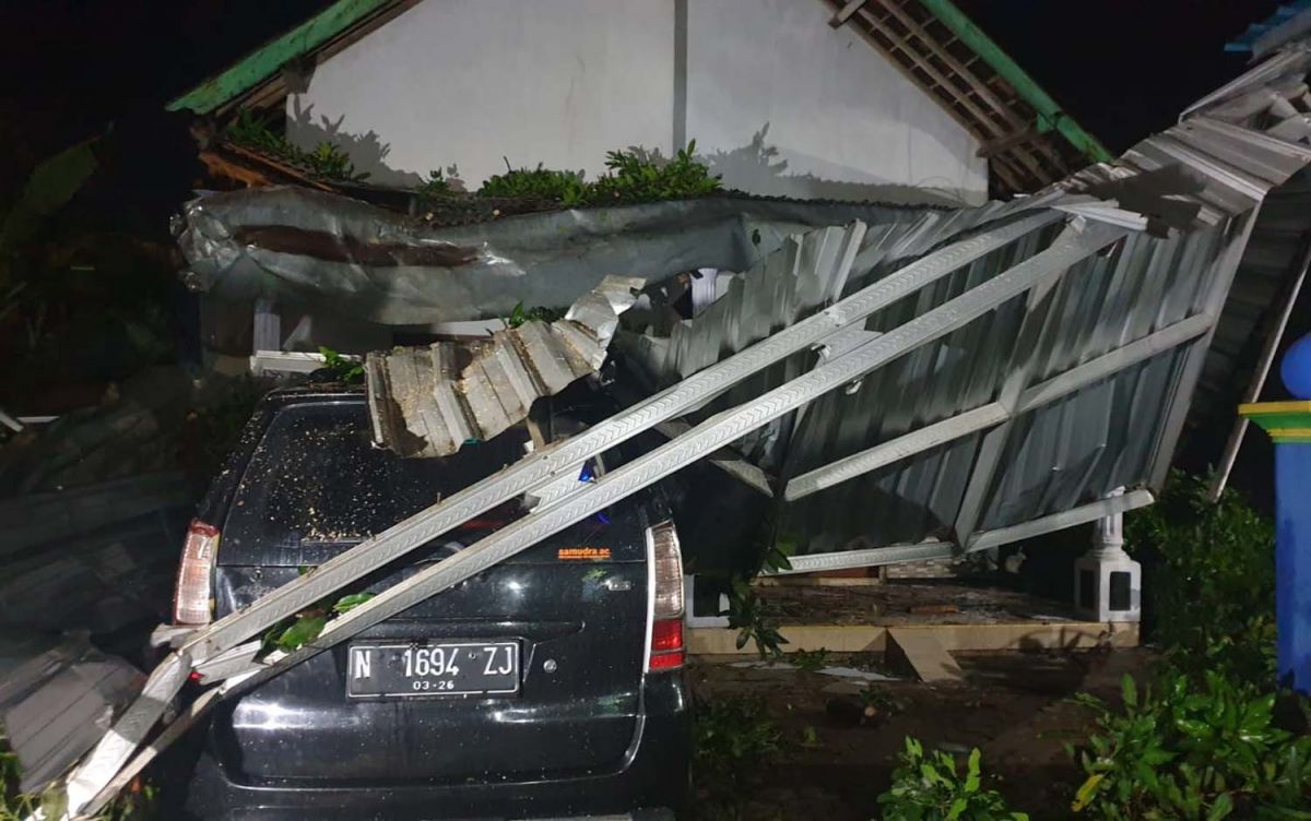Hujan Angin Terjang Kota Probolinggo, Rumah dan Mobil Rusak Tertimpa Pohon