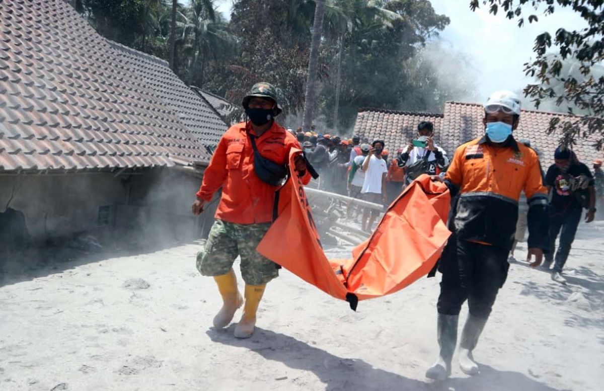 Ilustrasi, evakuasi jenazah korban erupsi Gunung Semeru. (Foto: Dok. jatimnow.com)