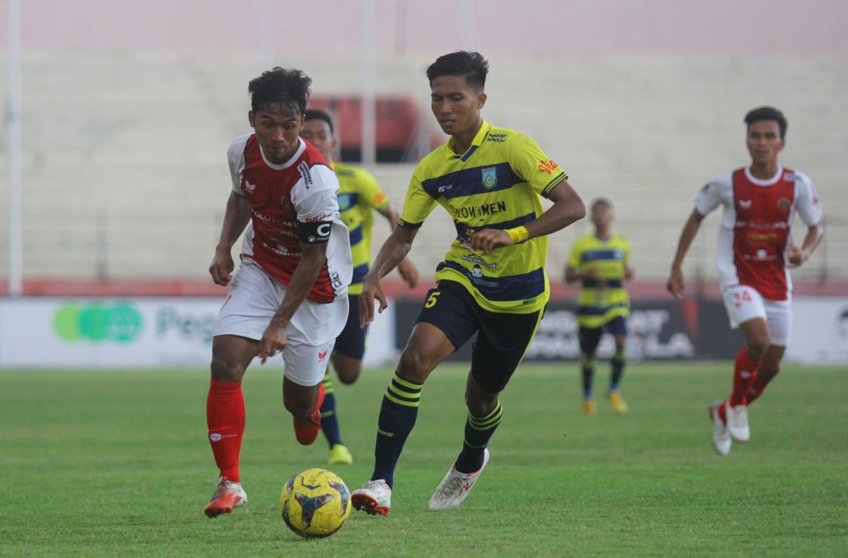 Pertandingan Persedikab vs Gresik United (Foto: Asprov PSSI Jatim)