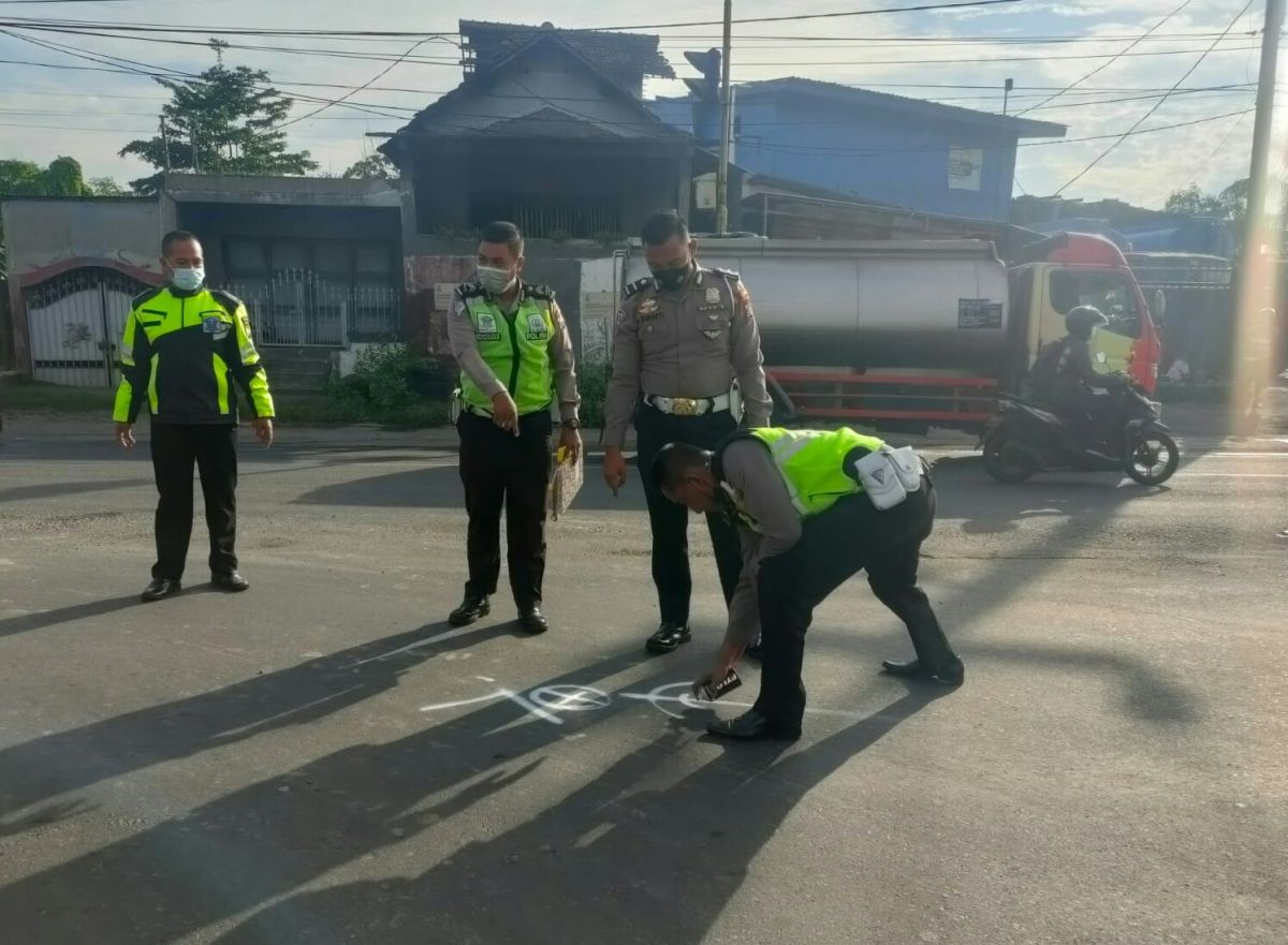 Polisi melakukan olah TKP di simpang tiga Bareng. (Foto: Moch. Rois/jatimnow.com)