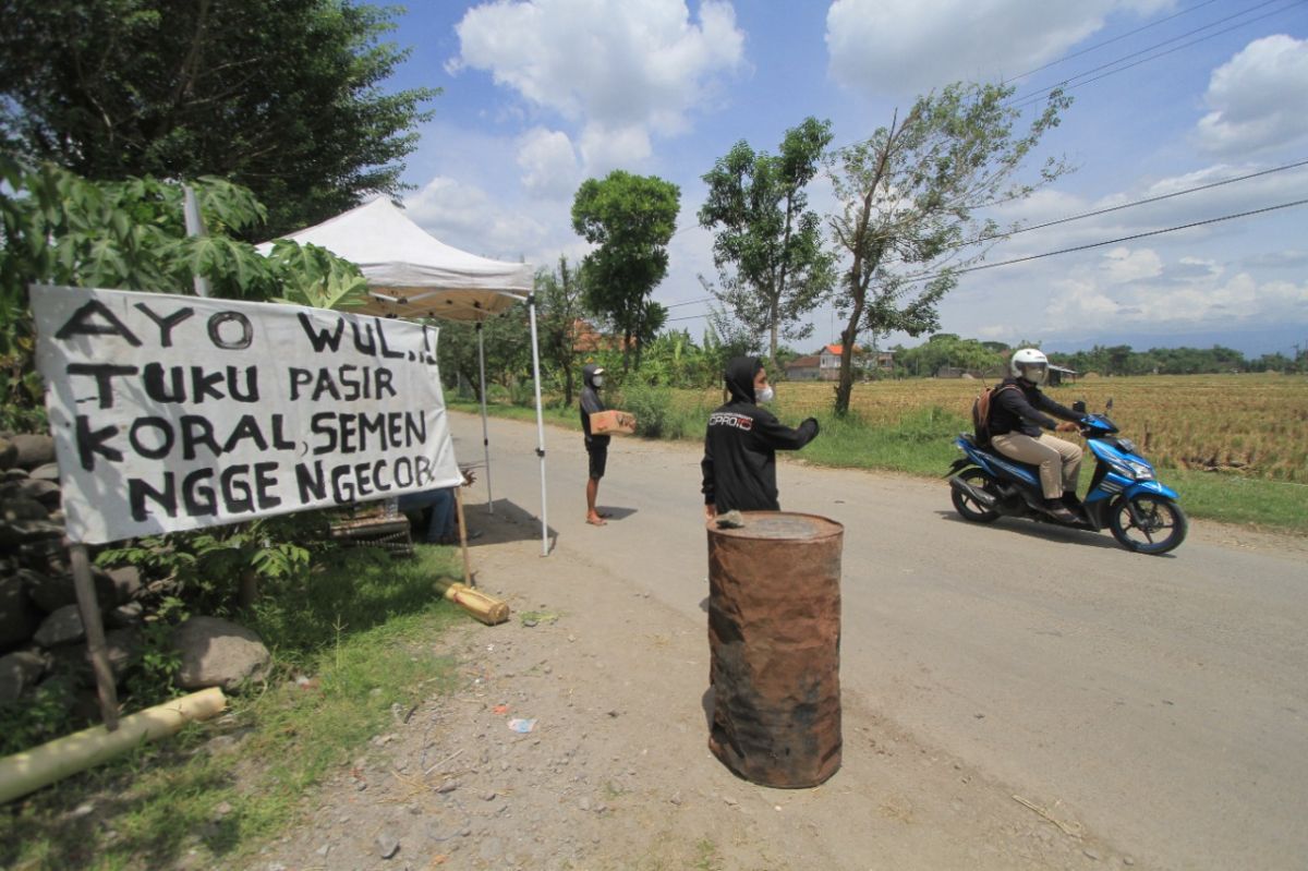 Jalan penghubung Kecamatan Sukorejo-Kauman, Kabupaten Ponorogo yang rusak mulai diperbaiki warga dengan dana iuran pengguna jalan (Foto: Mita Kusuma/Jatimnow.com)