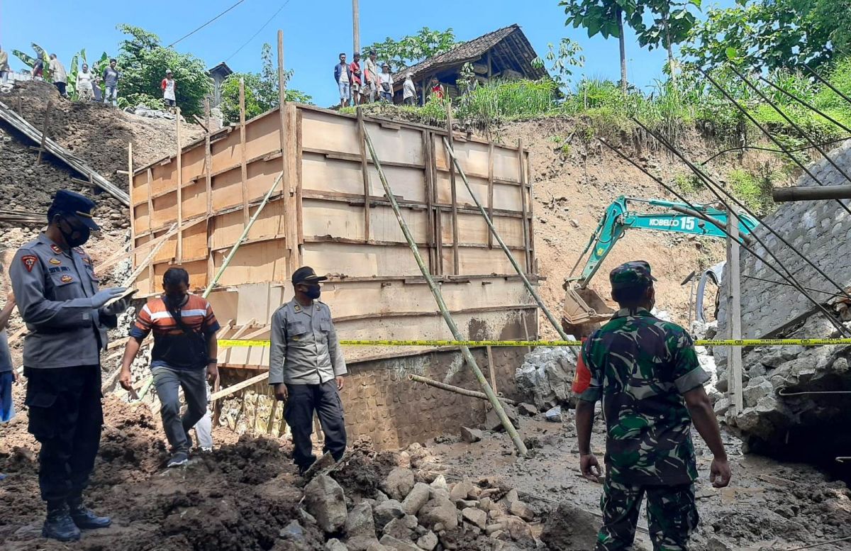 Jembatan ambrol di Dusun Mijil, Desa Grogol, Kecamatan Sawoo. (Mita Kusuma/jatimnow.com)