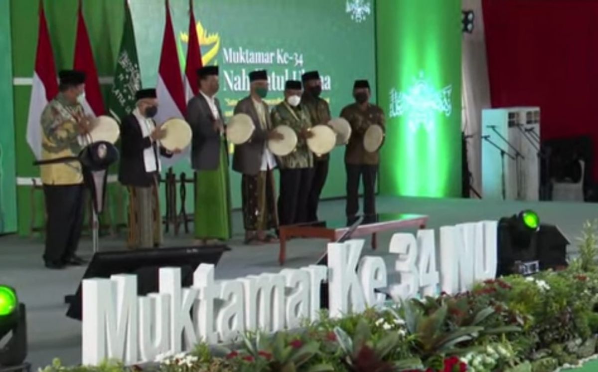 Jokowi membuka Muktamar NU ke-34 dengan memukul rebana. (Foto: tangkapan layar Youtube Sekretariat Presiden/jatimnow.com)