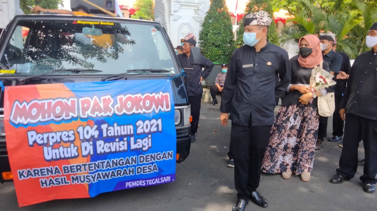 Puluhan Kades di Banyuwangi gelar aksi demo. (Foto: Rony Subhan/jatimnow.com)