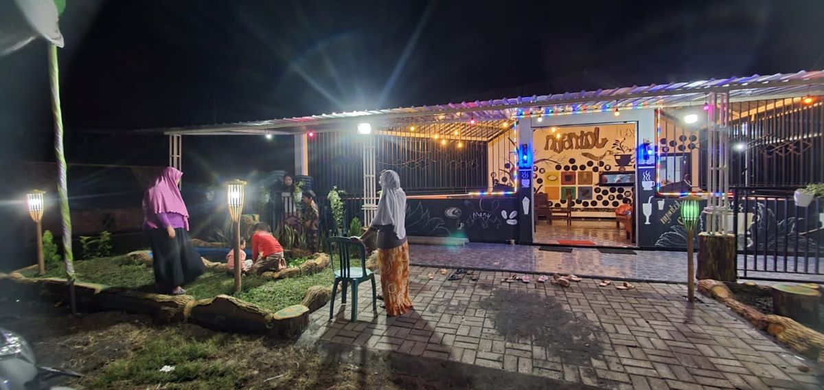 Suasana Kafe Nyantol di wilayah Desa Clarak, Kecamatan Leces, Kabupaten Probolinggo. (Foto: Mahfud Hidayatullah/jatimnow.com)