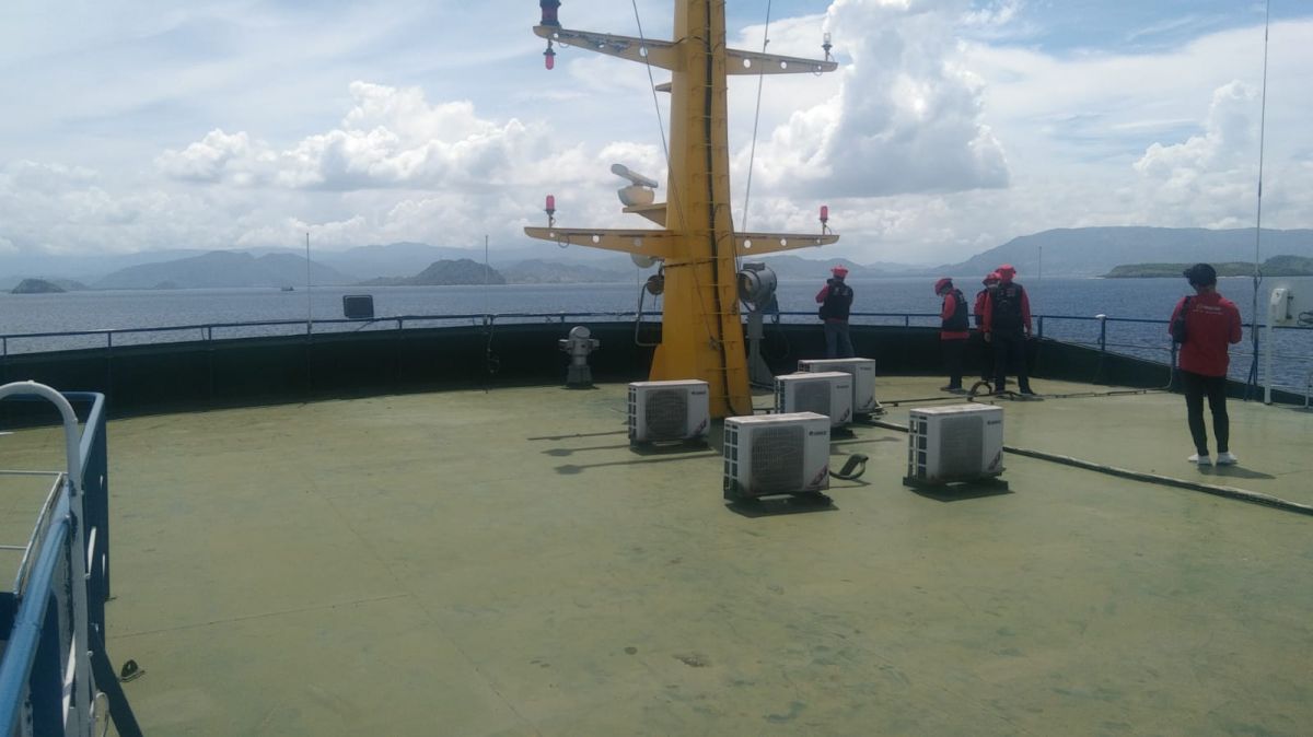 Suasana di atas kapal Ro-Ro Kayangan saat melintasi selat Sumbawa dari Pelabuhan Kayangan ke Pototano, Selasa Sore (13/12/2021). (Foto: Gapasdap for jatimnow.com)
