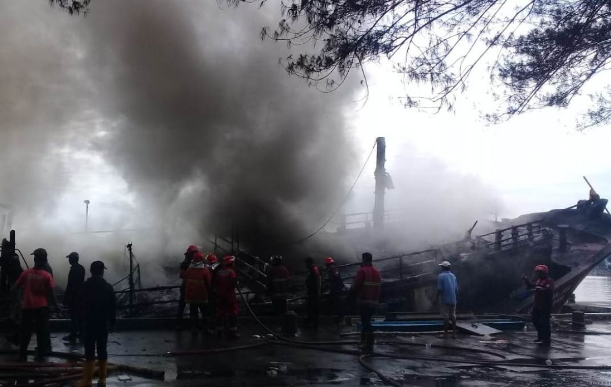 Kapal Lautan Inti Makmur terbakar di Pelabuhan Perikanan Pantai Mayangan Kota Probolinggo. (Foto: Mahfud Hidayatullah/jatimnow.com)