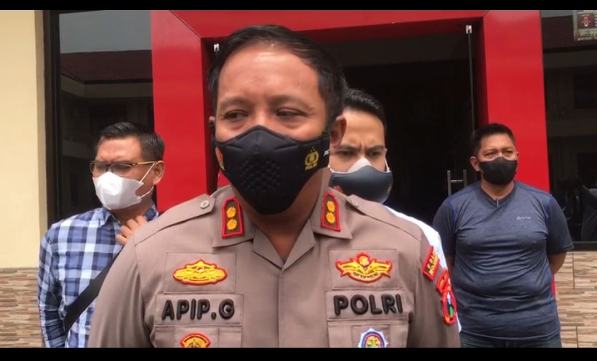 Kapolres Mojokerto AKBP Apip Ginanjar saat memberikan keterangan terkait kekasih NW.