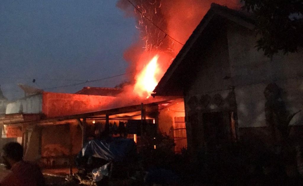 Rumah milik Trimo (60), warga Dusun Kebaman, Desa Kebaman, Kecamatan Srono, Kabupaten Banyuwangi, terbakar . (Foto:  Rony Subhan)