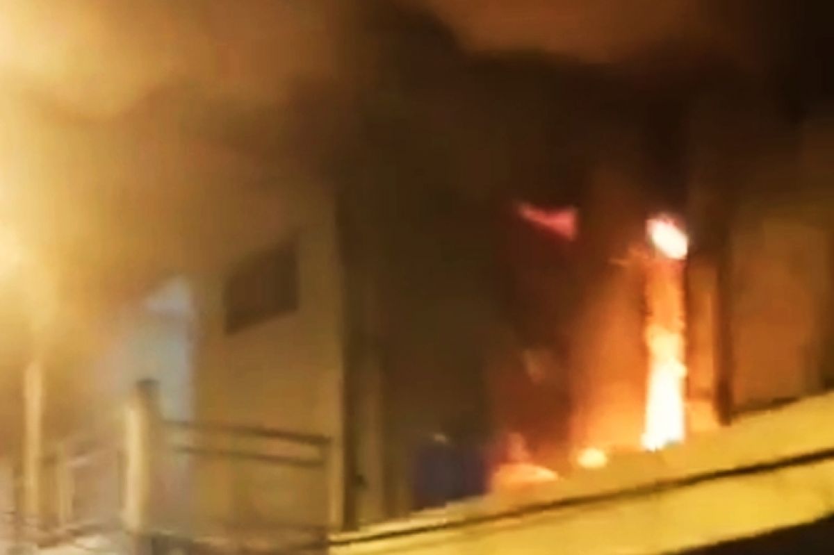 Kebakaran landa Pasar Baru, Kalitutup, Gresik. (Foto: tangkapan layar/jatimnow.com)