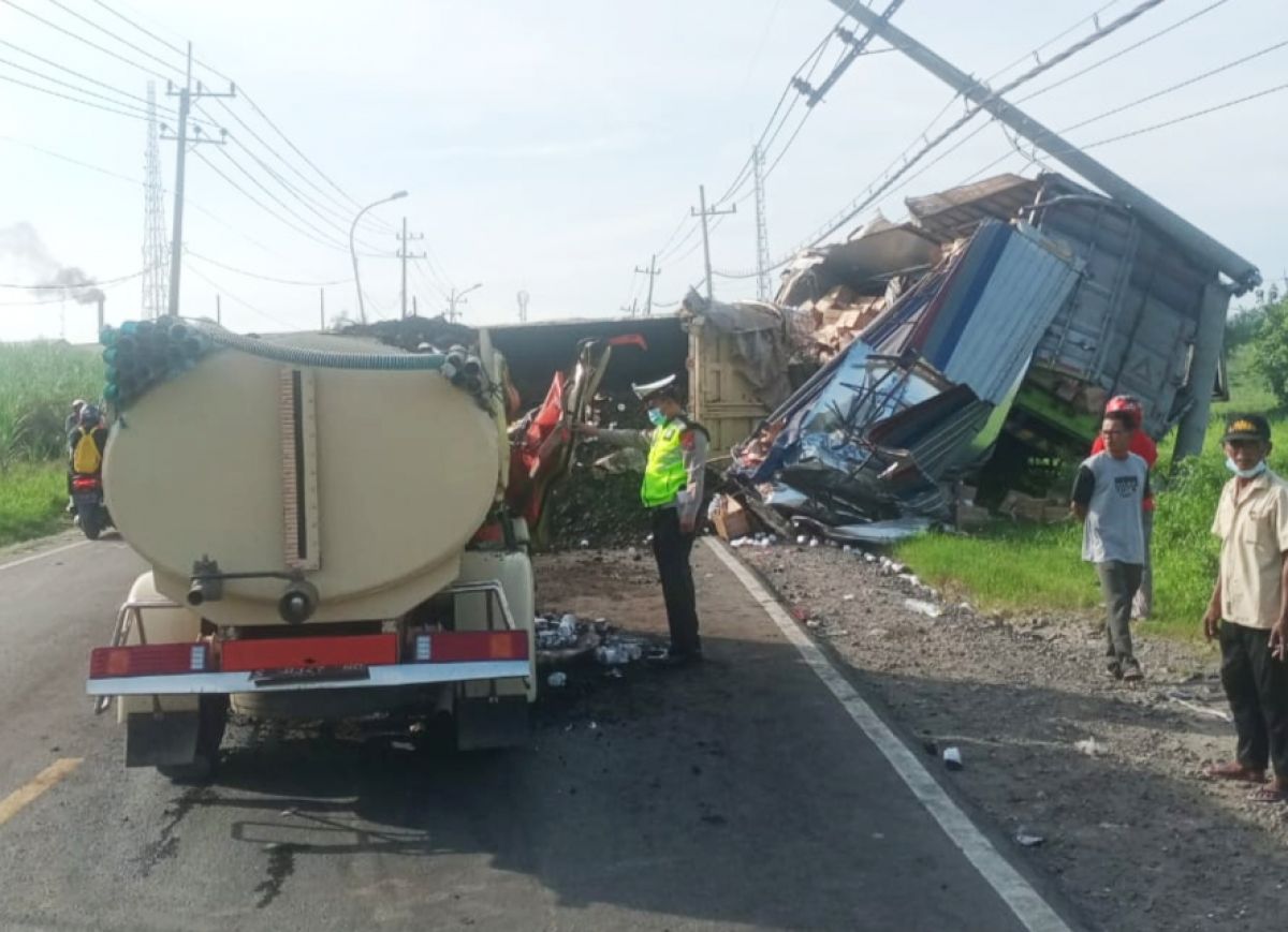 Kecelakaan beruntun libatkan 3 truk di Kedamean Gresik. (Foto: Satlantas Polres Gresik/jatimnow.com)