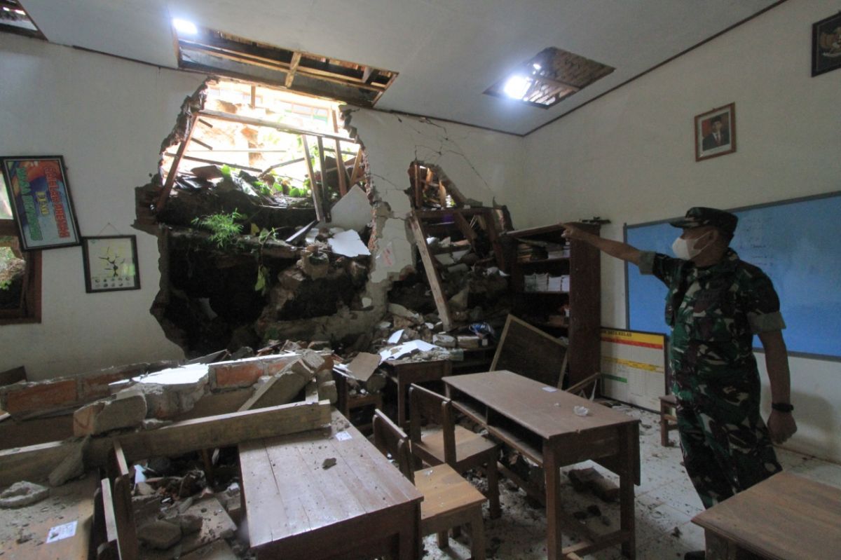 Kondisi ruang kelas SDN 3 Temon, Ponorogo, yang ambrol karena terkena longsor (Foto: Mita Kusuma/jatimnow.com)