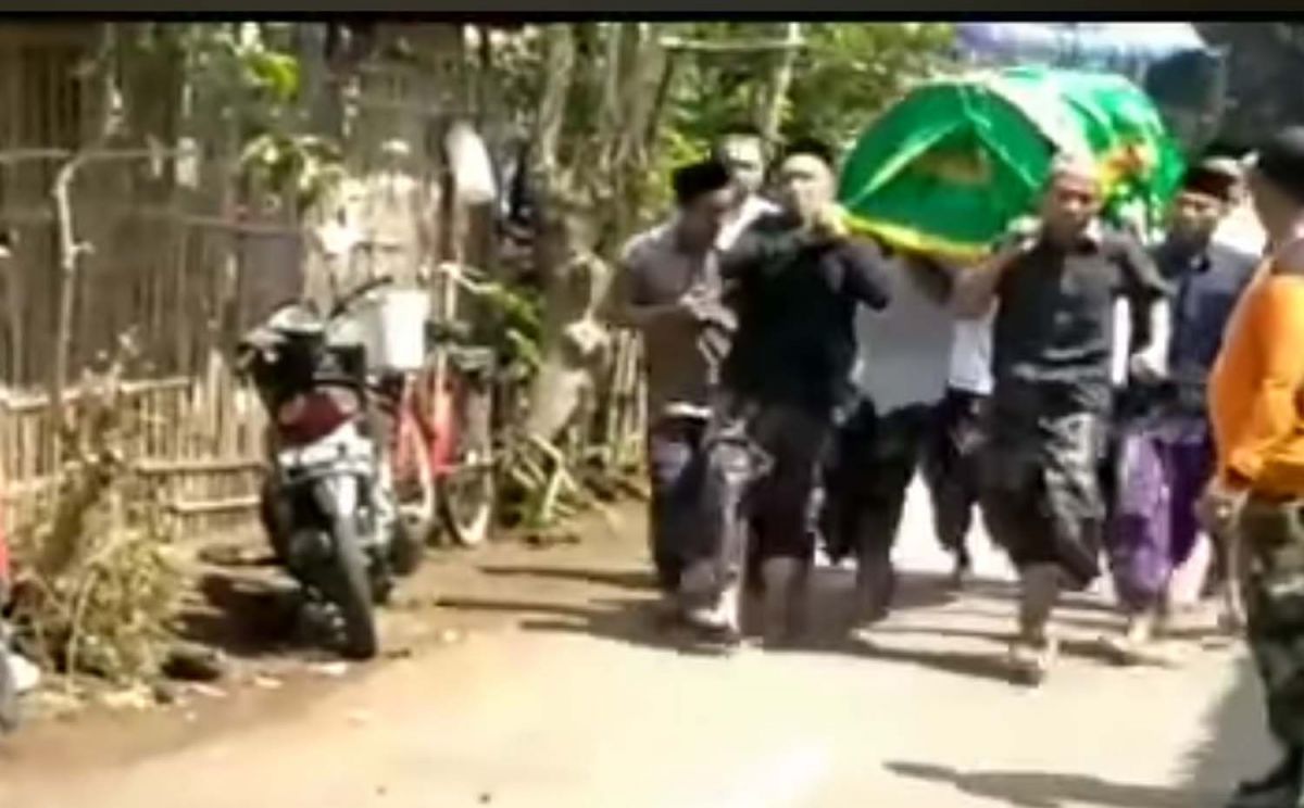 Keranda jenazah kades di Pasuruan digotong warga sambil berlari (Foto: Tangkapan layar video viral)