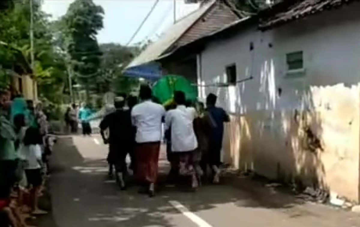 Keranda jenazah kades di Pasuruan digotong warga sambil berlari (Foto: Tangkapan layar video viral)