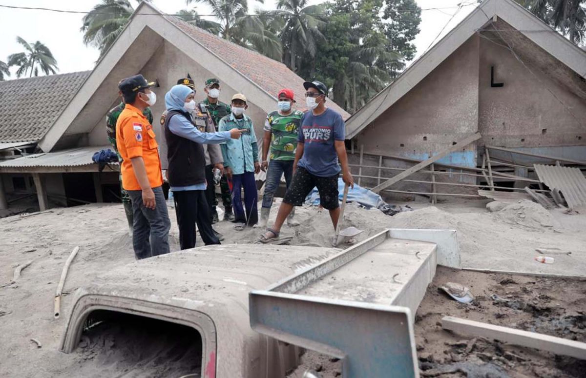 Gubernur Jatim Khofifah Indar Parawansa saat meninjau dampak erupsi Gunung Semeru di Lumajang (Foto-foto: Pemprov Jatim)