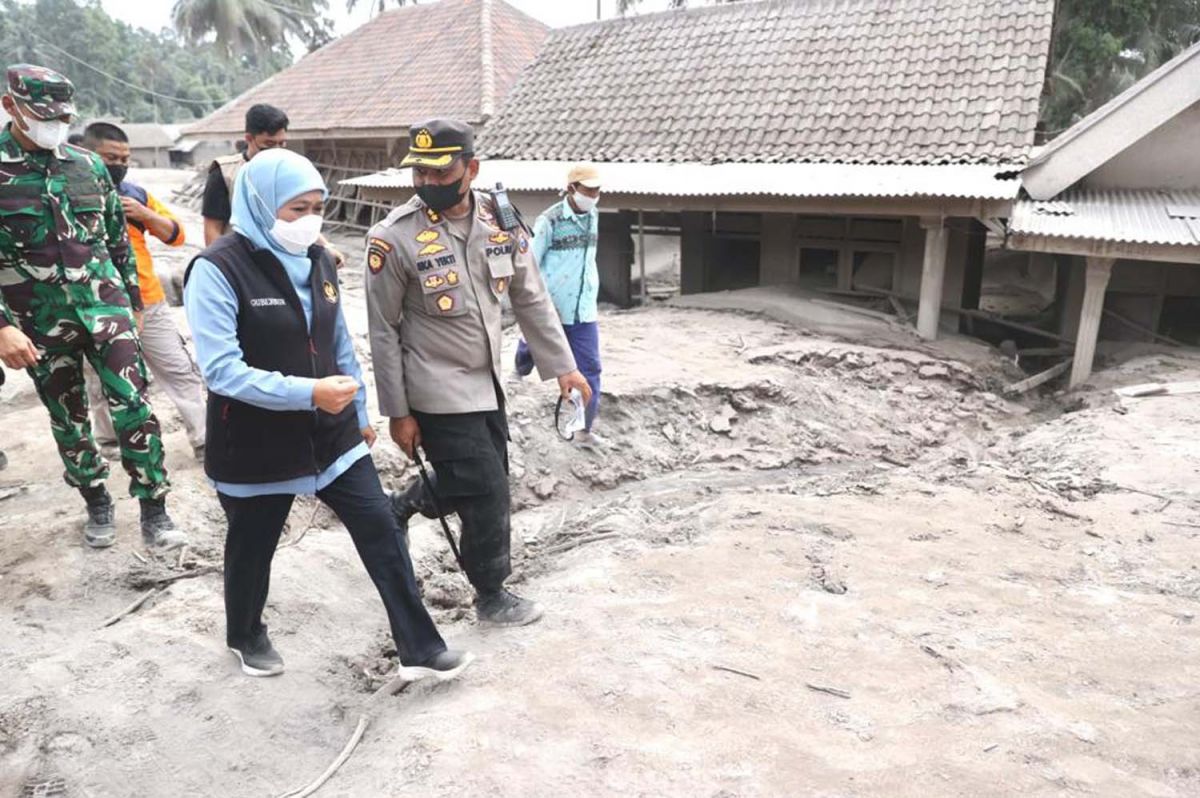 Gubernur Jatim Khofifah meninjau lokasi terdampak erupsi Gunung Semeru. (Foto: Pemprov Jatim)