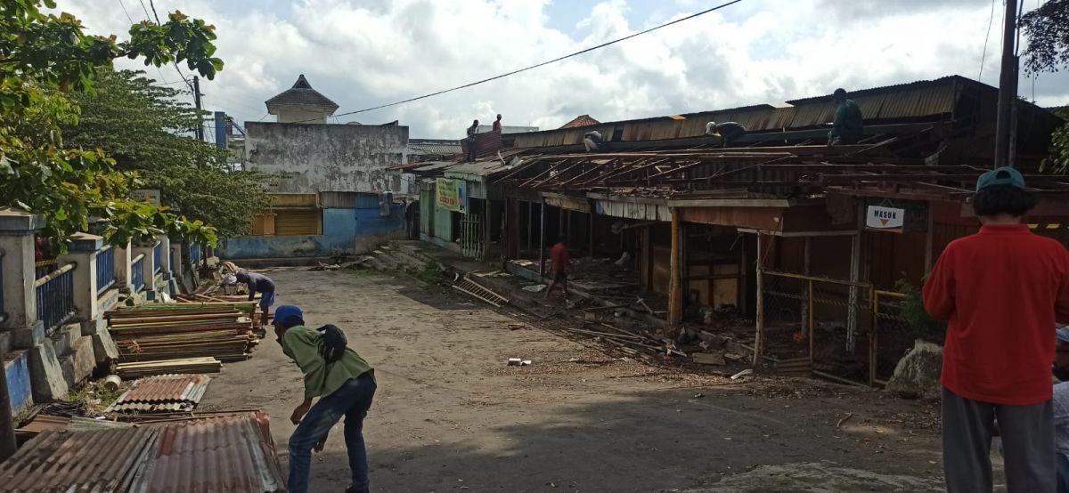 Jelang Revitalisasi, Kios Pasar Besar kota Batu Mulai Dibongkar