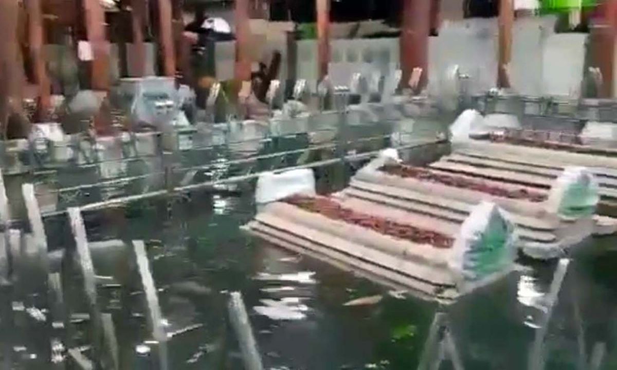 Komplek Makam Syeh Maulana Malik Ibrahim Gresik yang tergenang banjir (Foto: Tangkapan layar video netizen)