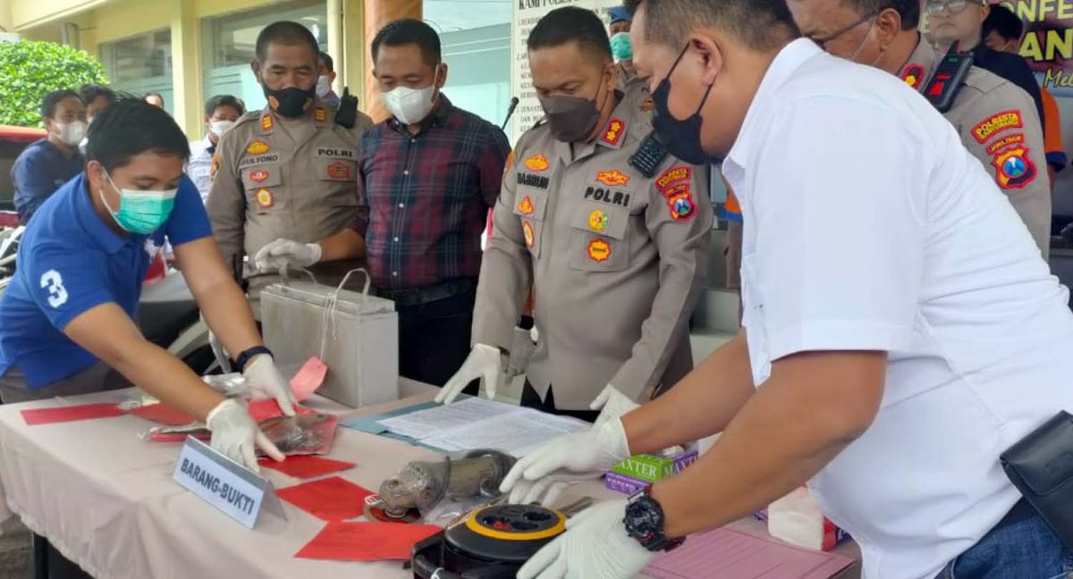 Barang bukti pencurian baterai tower seluler dibeber di Mapolresta Banyuwangi (Foto: Rony Subhan/jatimnow.com)
