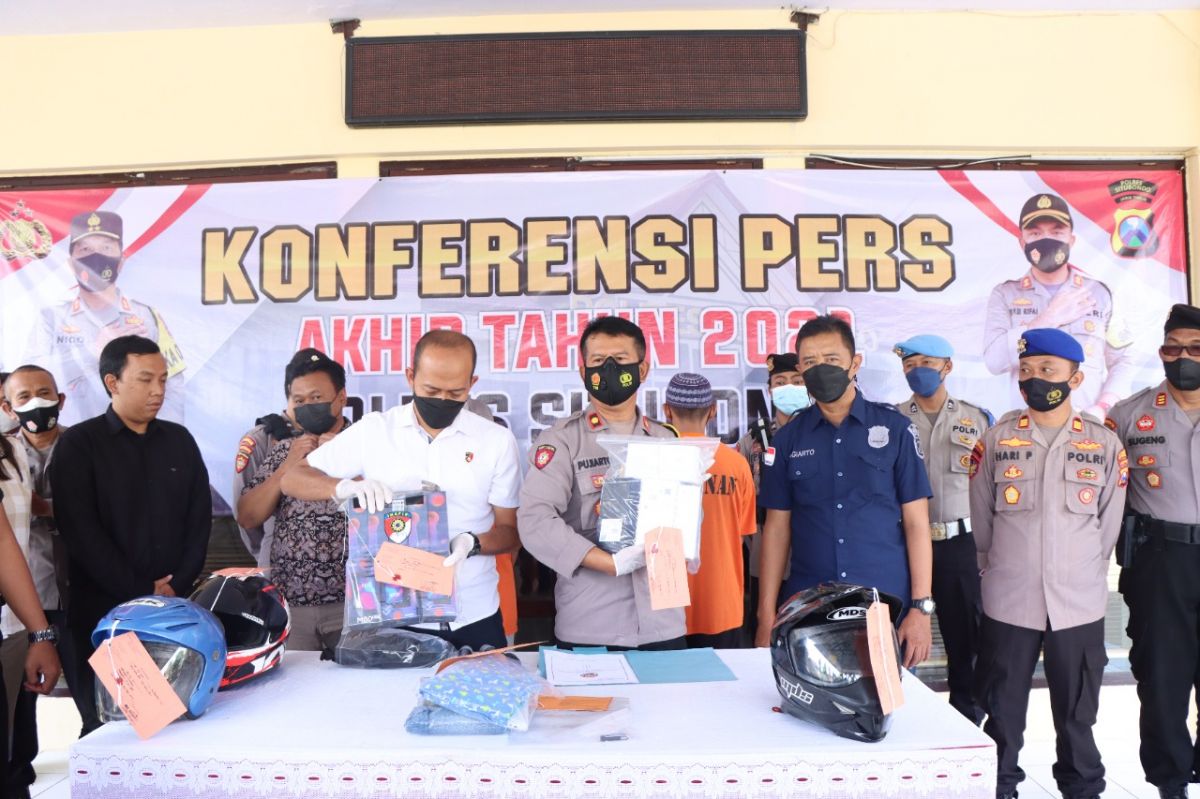 Konferensi pers di Polres Situbondo tentang anev akhir tahun 2021. (Foto: Humas Polres Situbondo)