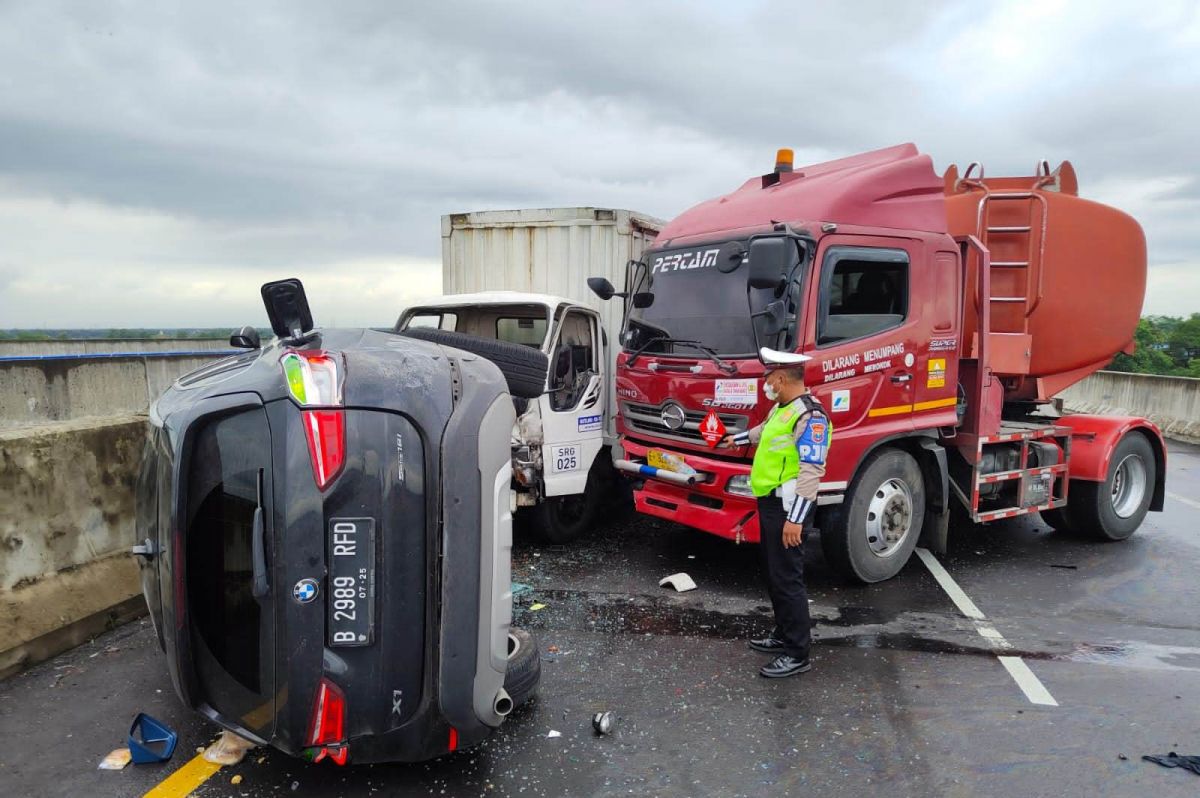 Tiga kendaraan yang terlibat kecelakaan. (Foto: PJR for jatimnow.com)