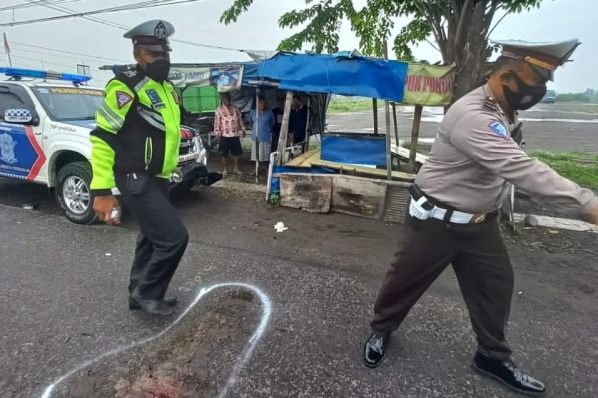 Anggota Unit Laka Satlantas Polresta Sidoarjo saat olah TKP. (Foto: Satlantas Polresta Sidoarjo/jatimnow.com)