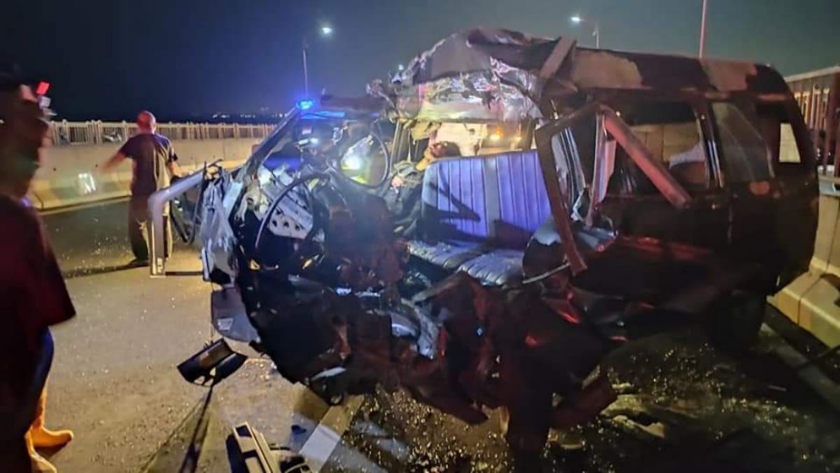 Kondisi kendaraan yang mengalami kecelakaan di Suramadu. (Foto:Satlantas Polres Tanjung Perak/jatimnow.com)