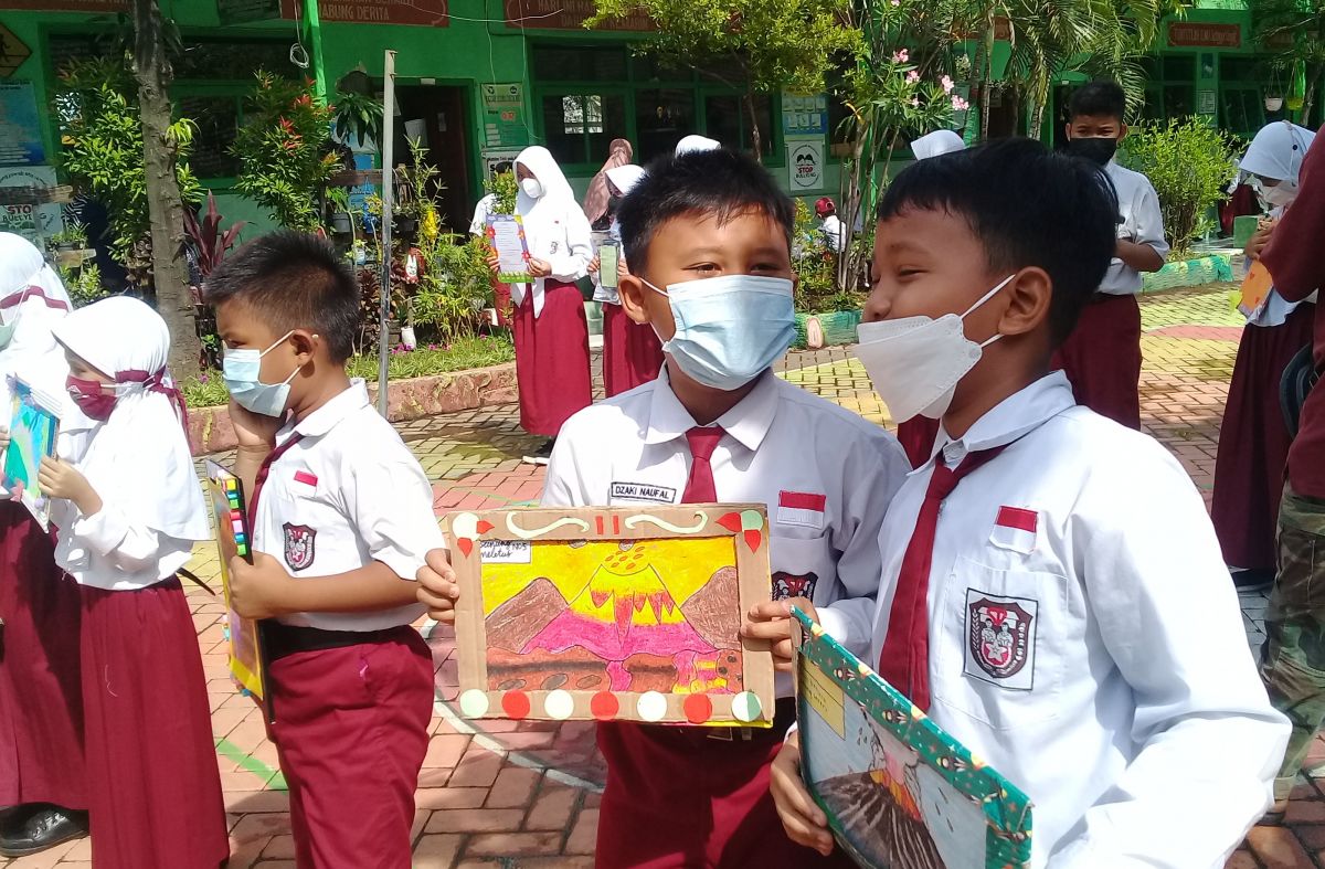 Siswa SDN Mangunharjo 6 Kota Probolinggo melelang karya untuk korban erupsi Semeru. (Foto-foto: Mahfud Hidayatullah/jatimnow.com)