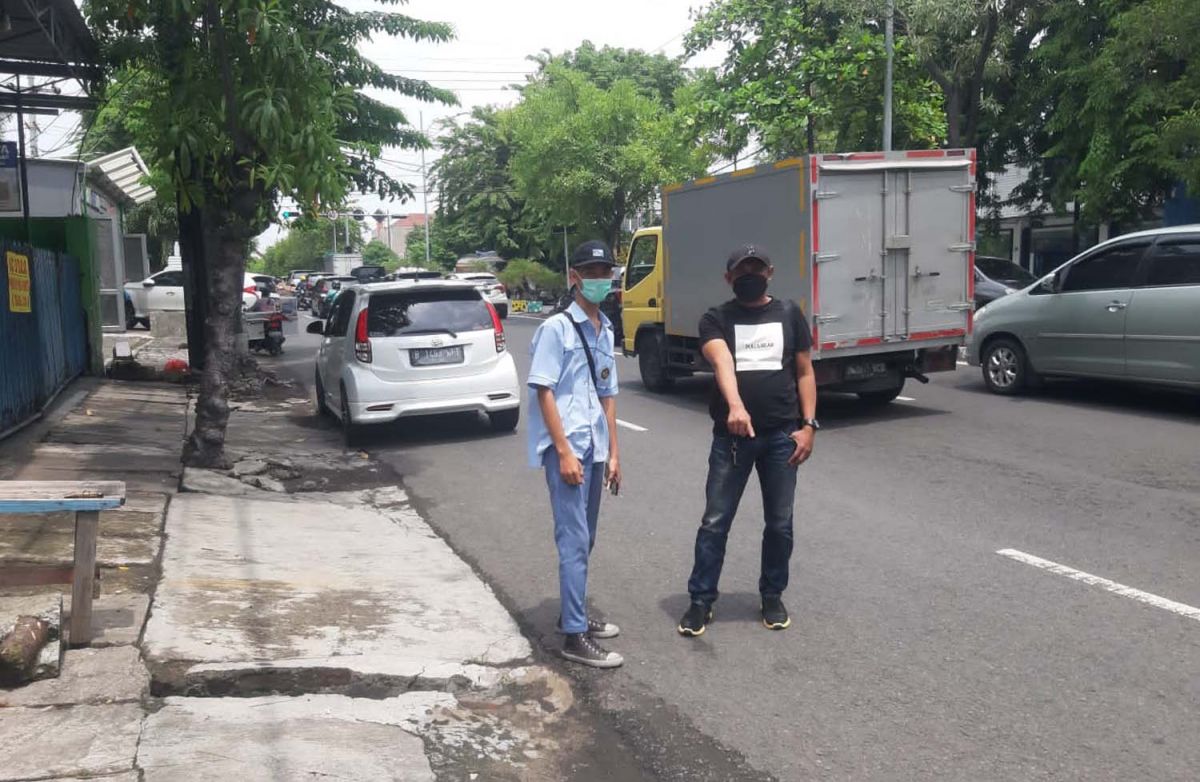 Warga menunjukkan lokasi komplotan begal merampas motor dan membacok korbannya di Surabaya