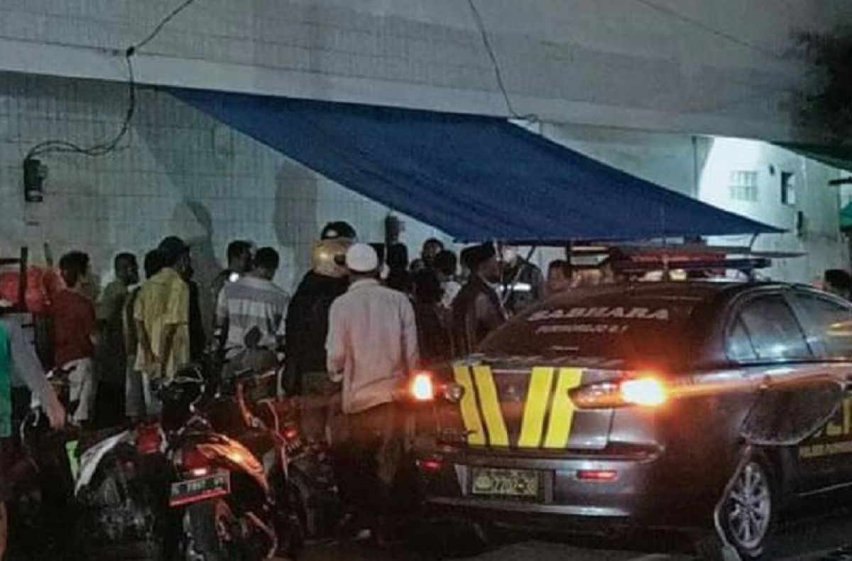 Warga mendatangi warung soto Jl Dewi Sartika, Pasuruan, setelah ada seorang pria tewas mendadak. (Foto: Mochamad Rois/jatimnow.com)