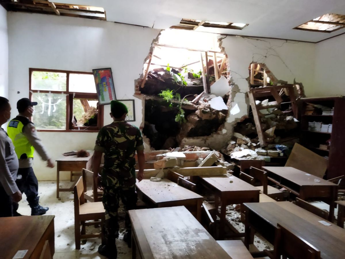 Ruang Kelas Sekolah di Ponorogo Jebol Tertimbun Longsor