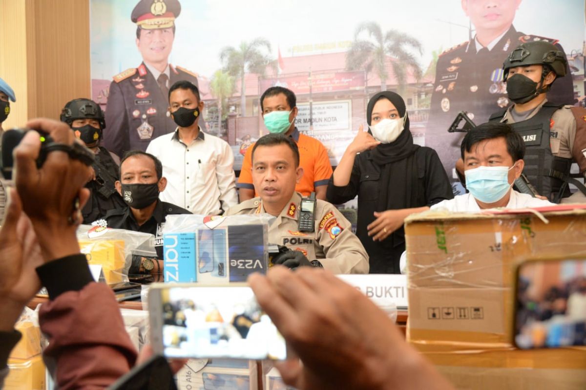 Pencuri Puluhan Handphone di Gudang JNT Madiun Dibekuk