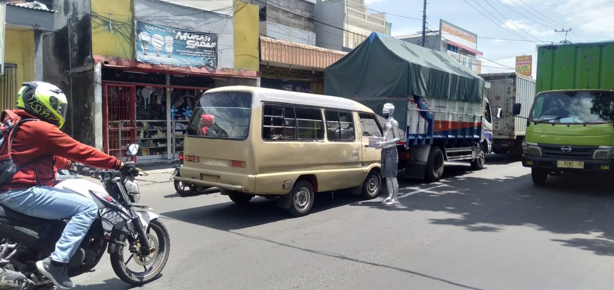 Manusia silver di Surabaya. (Foto: Safrial Anggra/jatimnow.com)