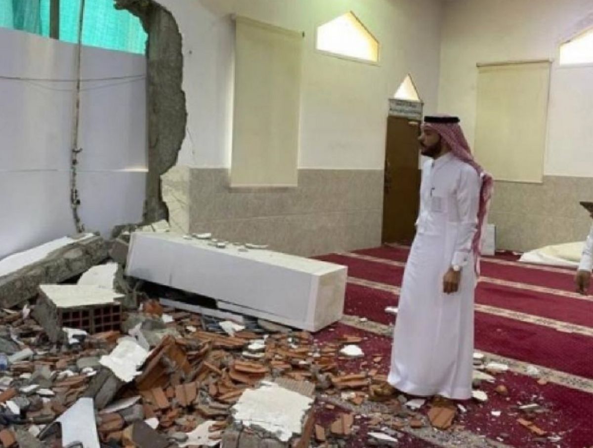 Masjid di Jeddah ditabrak truk. (Foto: Republika)