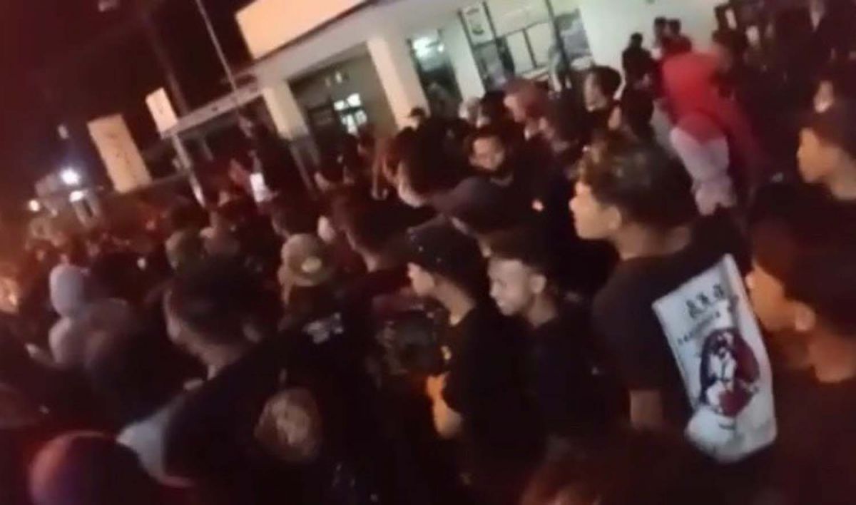 Massa menggeruduk kantor polisi, diduga Polsek Bangorejo, Banyuwangi (Foto: Tangkapan layar video yang beredar)