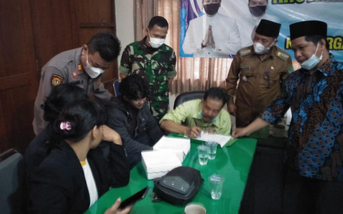 Mediasi antara warga Desa Wonorejo dengan keluarga Kristen di Pasuruan. (Foto: Moch Rois/jatimnow.com)