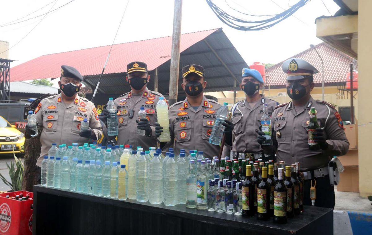 Ratusan Botol Miras dan Arak Jowo Disita Polisi di Ngawi Jelang Nataru